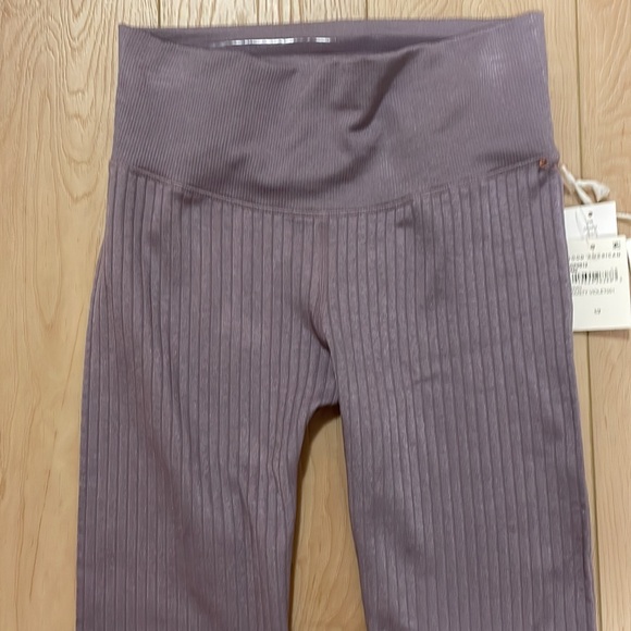 Good American Wide Rib Shine Ankle Legging, Dusty Violet, sz 1/2 (US S/M) - Picture 5 of 11